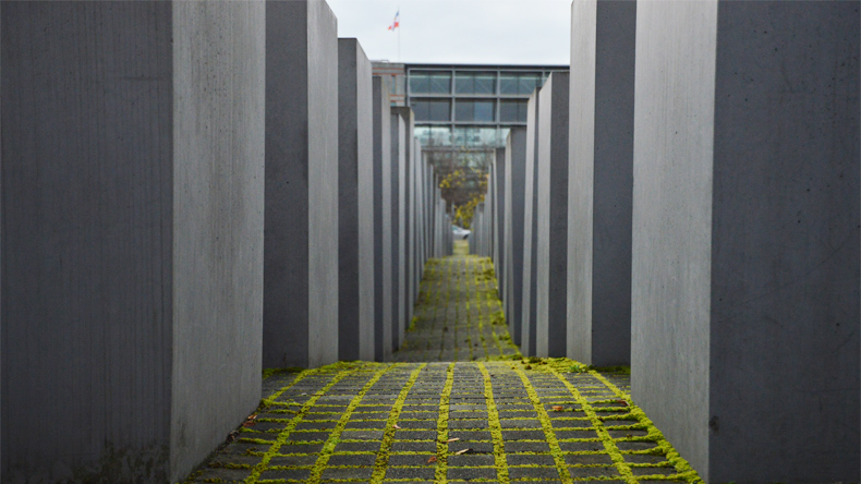 Das Holocaust-Mahnmal in Berlin erinnert an die rund sechs Millionen Juden, die unter der Herrschaft Adolf Hitlers und der Nationalsozialisten ermordet wurden.
