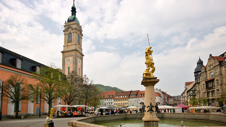 Marktplatz und Georgenkirche (links im Bild) in Eisenach. In der Georgenkirche wurde Johann Sebastian Bach getauft. Bischof Harald Rückert predigt dort am Pfingstmontag, 24. Mai 2021.