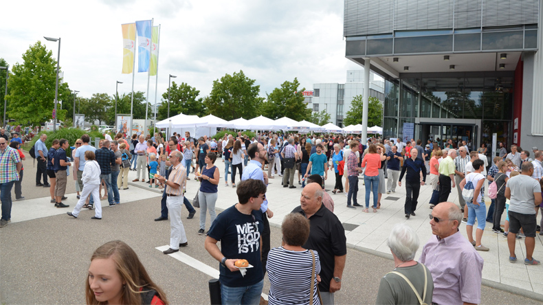 Noch einmal heißt es geduldig sein, bis es wieder solche Konferenzbegegnungen geben kann. Das Bild zeigt die Ankunft von Besuchern am Konferenzsonntag des Jahres 2018. Noch ein weiteres Jahr wird es dauern. 