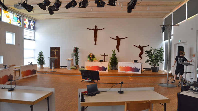 Die »Schaltzentrale« der Süddeutschen Jährlichen Konferenz 2021: Aus der EmK-Gemeinde in Herrenberg wird die virtuell durchgeführte Tagung gesteuert.