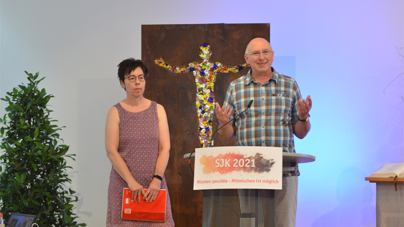Konferenz unter dem segnenden Christus: Pastor Alfred Schwarzwälder und Laienmitglied Dorothee Kienzle begrüßen die Konferenzmitglieder »in« Herrenberg. 