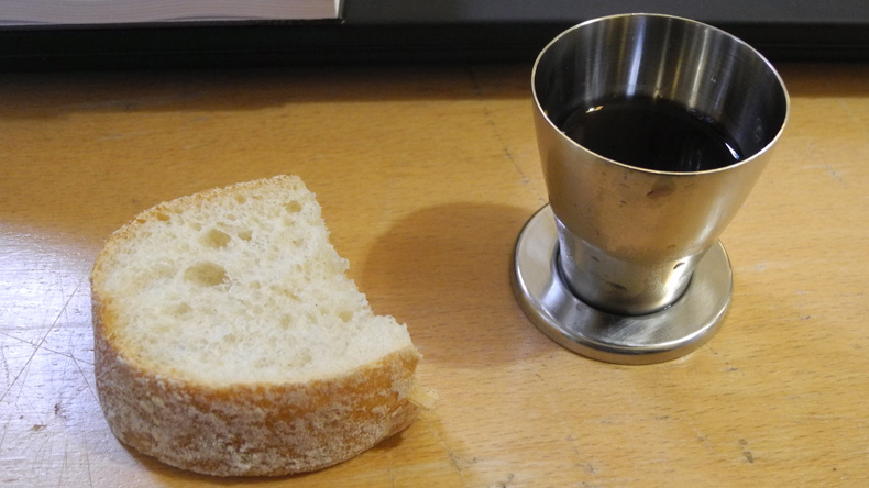 Brot und Wein stärken für die Tagung der Norddeutschen Jährlichen Konferenz. 