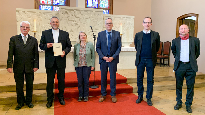 Ein Buch steht symbolisch für 15.000 Bücher – mit einem Gottesdienst wurde der Umzug der ehemaligen Seminarbibliothek der EmK in der DDR in ihre neue Bleibe an der Theologischen Hochschule Reutlingen gefeiert.
