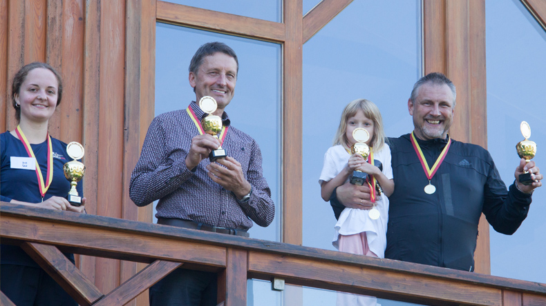 Auf dem Balkon des »Backhauses« fand die Siegerehrung des ersten »Sponsorenlaufs für Schwarzenshof« statt. 