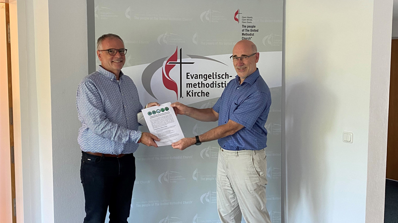Ein Vertreter der Gruppe »Christians for Future« überreicht dem Leiter der Kirchenkanzlei der Evangelisch-methodistischen Kirche in Frankfurt die Forderungen der christlichen Klimaaktivisten.