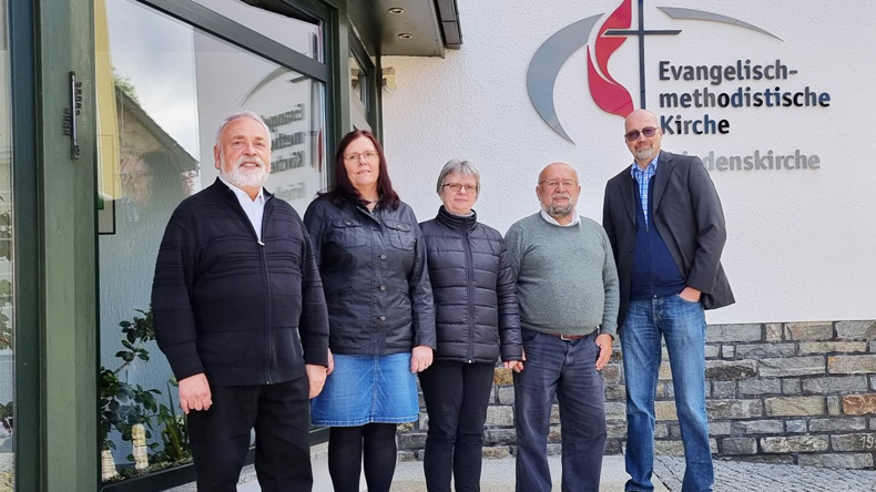 Der Vorstand des Vereins »Kommt... Suchtkrankenhilfe Crottendorf«  (v. l.): Pastor i.R. Thomas Röder, Annerose Kerbstat, Pastorin Ute Möller, Roland Fritzsch (Vors.) und Uwe M. Junga (Vorstand der Bethanien-Diakonissen-Stiftung