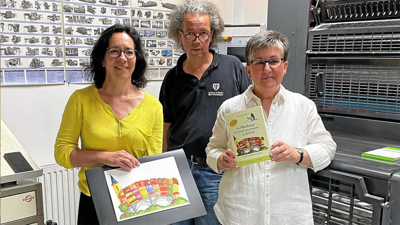 Johanna Ringeis (rechts) mit ihrem jüngst erschienen Kinderbuch »Die Abenteuer der kleinen Menschenkinder in Erfurt«. Die Illustratorin Silke Möller präsentiert das Titelmotiv des Buches: die Erfurter Krämerbrücke.