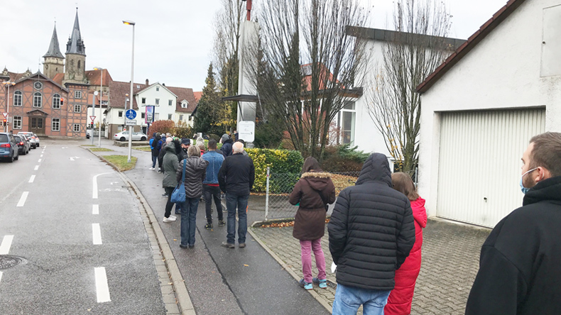 Vor der Christuskirche in Öhringen bildet sich eine Warteschlange. Anlass dafür ist die zweitägige Impfaktion mit einem mobilen Impfteam aus dem nahegelegenen Heilbronn.