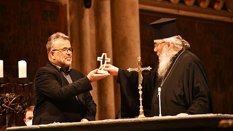 Die Skulptur, in der Kreuz und Fisch vereint sind, wechselt zum Ende der ökumenischen Gebetswoche für die Einheit der Christen wieder von der Arbeitsgemeinschaft Christlicher Kirchen zur Evangelischen Allianz Deutschland. 