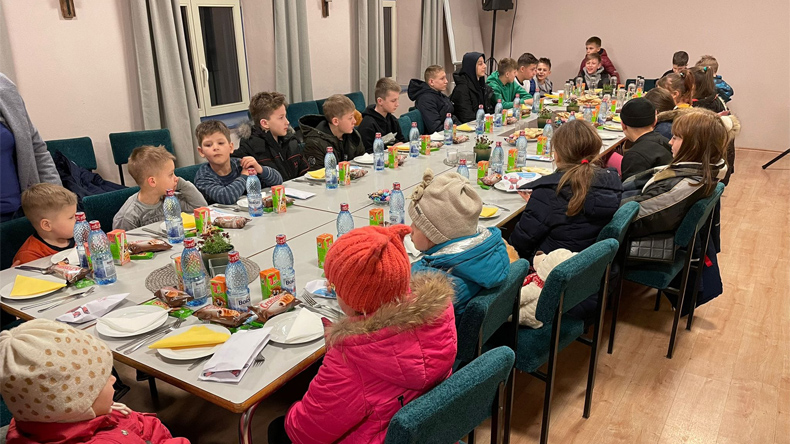 Waisenkinder aus Kiew nach ihrer glücklichen Ankunft im rumänischen Sibiu. Ein Bild, dem man die Dramatik nicht ansieht, denn fast wären die Kinder entführt worden.