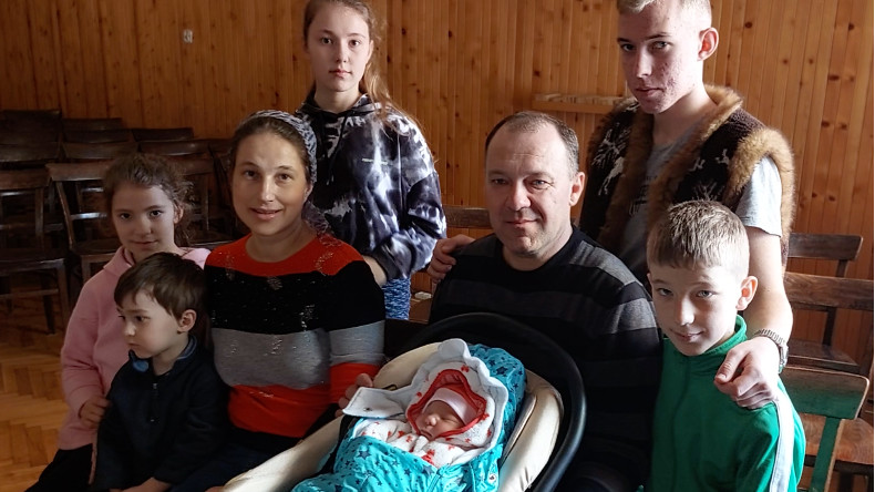 Miroslawa inmitten ihrer Geschwister und Eltern. Normalerweise dürfen Männer nicht aus der Ukraine ausreisen. Wenn sie drei oder mehr Kinder haben, dürfen sie das jedoch.