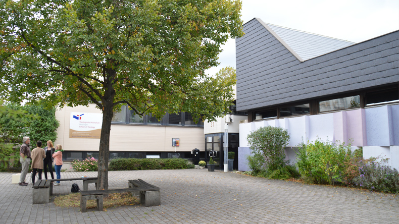 Die Theologische Hochschule Reutlingen beherbergt auf ihrem Campus aus der Ukraine geflüchtete Menschen. Im Bild der Eingang zum Lehrgebäude der Hochschule. 