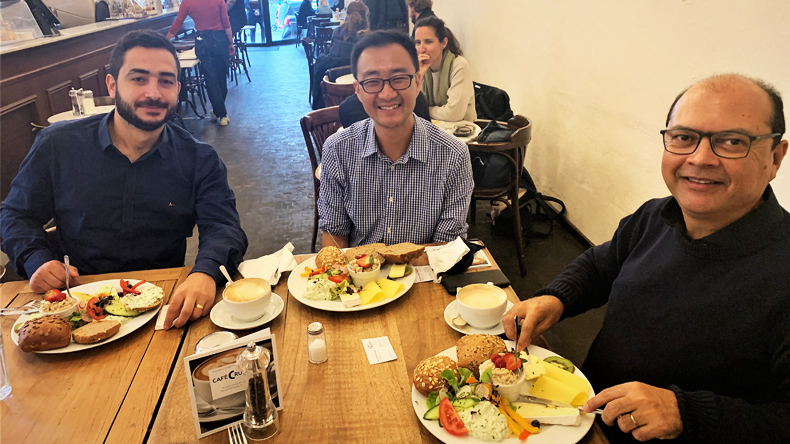 In einem Frankfurter Frühstückscafé erzählen sie ihren Traum von einem größeren »Boot der Hoffnung«: die brasilianischen Methodisten Bischof Fabio Cosme DaSilba (rechts), Superintendent Max Maier (links) und Pastor Kyung Lee.
