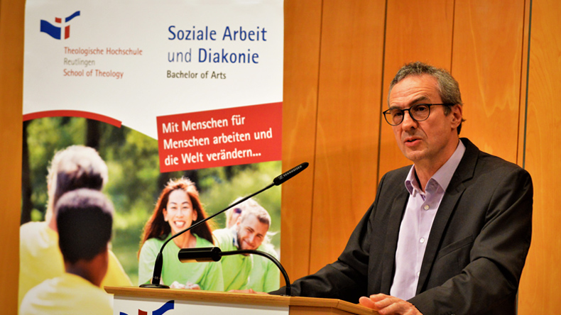 Professor Dr. Lothar Elsner bei seiner Antrittsvorlesung an der Theologischen Hochschule Reutlingen.