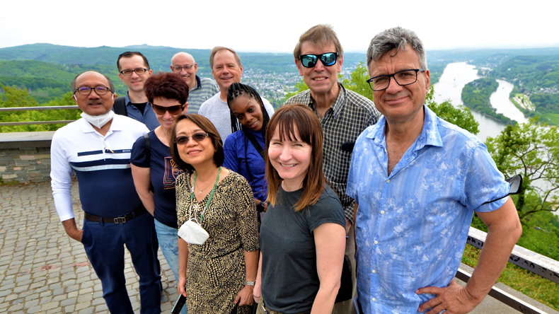 Wer aus dem Ausland kommt und in Königswinter am Rhein eine Tagung hält, sollte die märchenhafte Rheinlandschaft von oben anschauen. Das Gruppenfoto entstand am sagenumwobenen Drachenfels. 