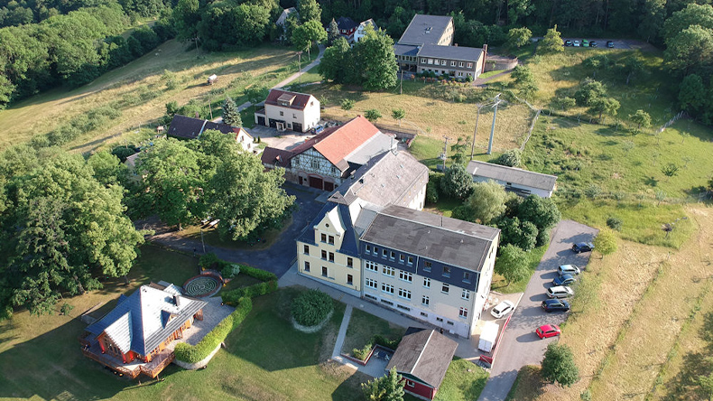 Die Drohnenaufnahme zeigt das große Anwesen des im Thüringer Wald gelegenen Begegnungs- und Bildungszentrums Schwarzenshof. Mit großen finanziellen Investitionen soll es weiterentwickelt werden.