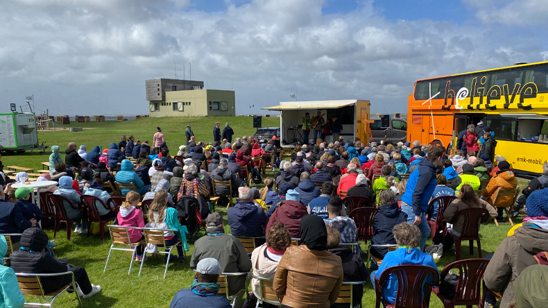 Wetterfest im Windschatten. An der »Wurster Nordseeküste« im Nordseebad Wremen erlebte das Glaubensfestival »Staunen!« seine pandemiebedingt verschobene Kurzauflage. 