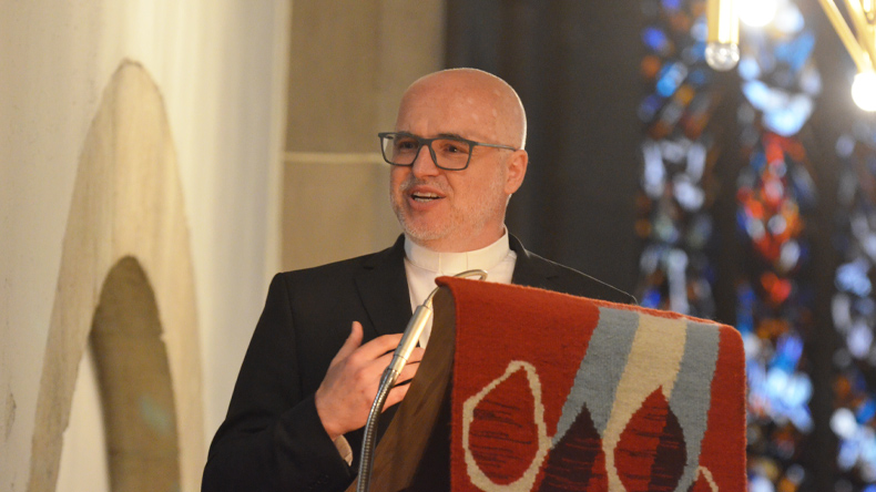 »Sich gegenseitig verleumden, sich gegenseitig den Glauben absprechen, das sollten wir uns abgewöhnen.« – Stefan Reinhardt, Pastor der EmK in Schorndorf, in seiner Predigt zur Eröffnung der Süddeutschen Jährlichen Konferenz.