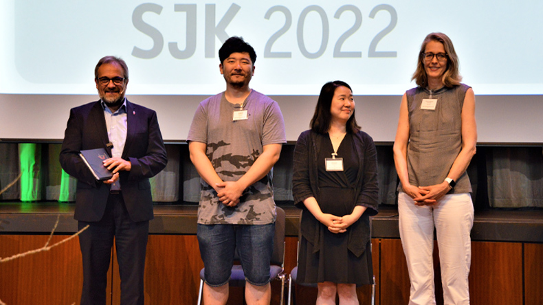 Bischof Harald Rückert (links) nimmt das Ehepaar Ji-Han Ha und Shinae Sheon sowie Susanne Meister in die Dienstgemeinschaft der Süddeutschen Jährlichen Konferenz auf. Die drei sind jetzt Pastoren auf Probe.