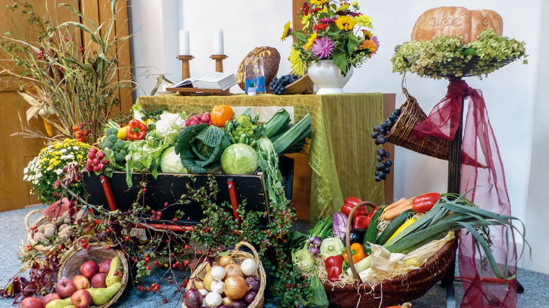 Der Erntedanktisch der evangelisch-methodistischen Gemeinde Crailsheim. Es ist das Siegerbild einer Bildsuche der Privatfunkagentur »radio m«, um damit eine Spenden-Dankkarte zu schmücken.