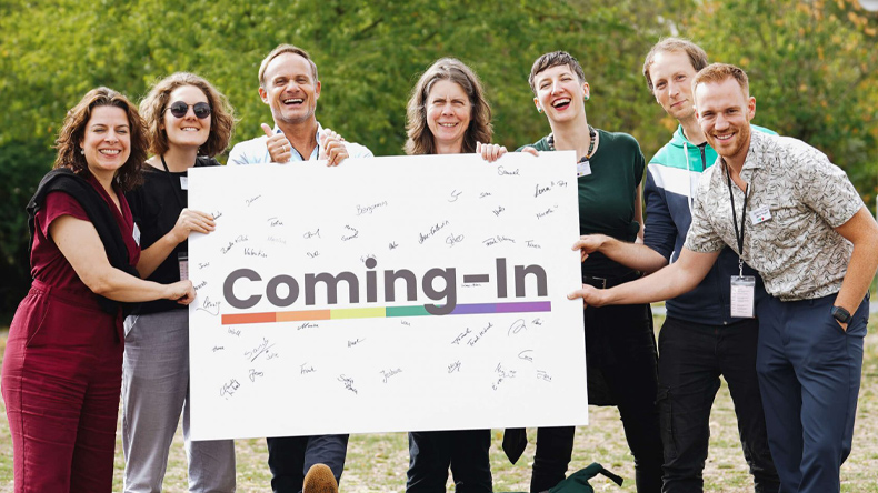 »Coming-In« hat das Anliegen, dass christliche Gemeinden eine echte Willkommenskultur für LSBTQ-Menschen entwickeln sollen. Die Abkürzung LSBTQ steht für lesbische, schwule, bi-, transsexuelle und queere Menschen. 