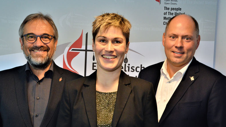 Denise Courbain wurde von Bischof Harald Rückert (links) als Referentin für diakonische und gesellschaftspolitische Verantwortung verabschiedet. Einen Teil ihrer Aufgaben übernimmt Umweltberater Stefan Weiland.