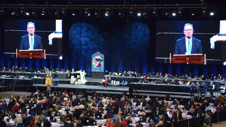 Die Generalkonferenz 2024 findet in Charlotte, im US-Bundesstaat North Carolina statt. Im Bild eine Plenumsveranstaltung der außerordentlichen Generalkonferenz von 2019 in St. Louis, US-Bundesstaat Missouri. 