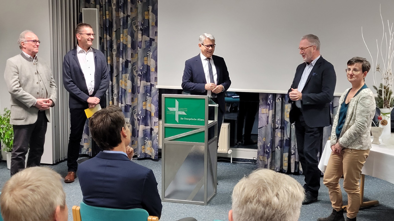 VEF-Präsident Christoph Stiba (Mitte) heißt die Apostolische Gemeinschaft als neues Vollmitglied willkommen. Stellvertretend begrüßt er (von links) Apostel Ulrich Hykes, Matthias Ludwig, Deltef Lieberth, Elke Heckmann.