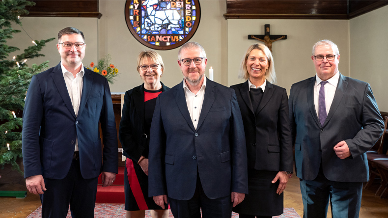 Pastor Frank Eibisch (Mitte) wurde im Rahmen einer Festveranstaltung von (v. l. n. r.) Dirk Herrmann und Cornelia Schricker, Constanze von Struensee und Christian Kreusel verabschiedet.