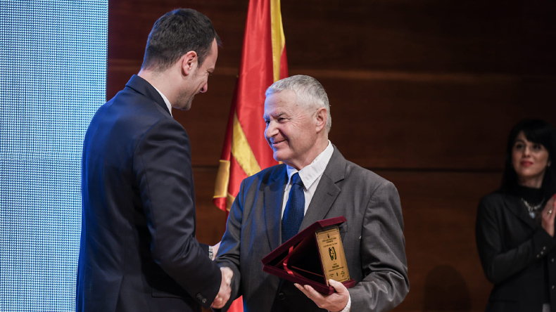 Besondere Ehrung für EmK-Pastor Mihail Cekov. Nordmazedoniens Staatspräsident Stevo Pendarovski ehrt ihn für sein langjähriges Engagement für die Ökumene und den interreligiösen Dialog.