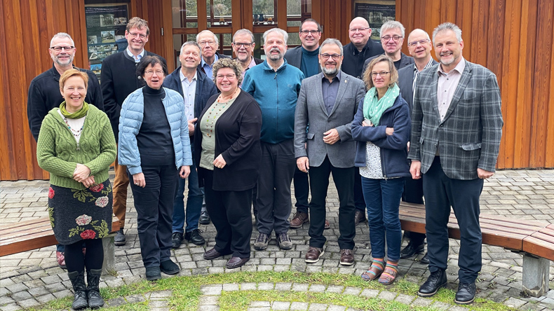 Die Kirchenleitungen der Europäisch-Festländischen Kirchenprovinz der Evangelischen Brüder-Unität (EBU) und des deutschen Teils der Evangelisch-methodistischen Kirche (EmK) bei ihrem Treffen »auf Schwarzenshof«.