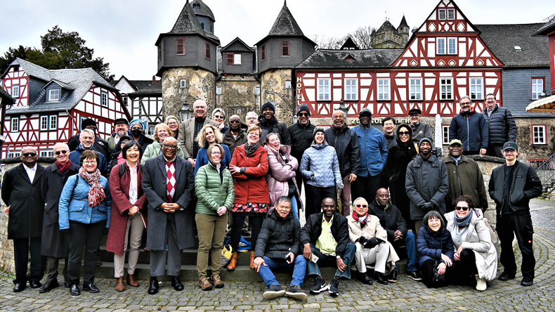 Die Mitglieder des »Ständigen Ausschusses für Belange der Zentralkonferenzen« (Standing Committee for Central Conference Matters) trafen sich im hessischen Braunfels. Das Foto entstand vor dem Aufgang zum mittelalterlichen Schloss.