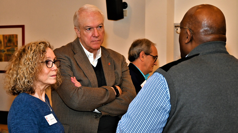 Ständig im Gespräch beim »Ständigen Ausschuss für Belange der Zentralkonferenzen«. Im Bild: Bischof Thomas Bickerton (Mitte) hört Bischof Gregory Palmer zu. Links die Protokollführerin, Pastorin Deanna Stickley-Miner.