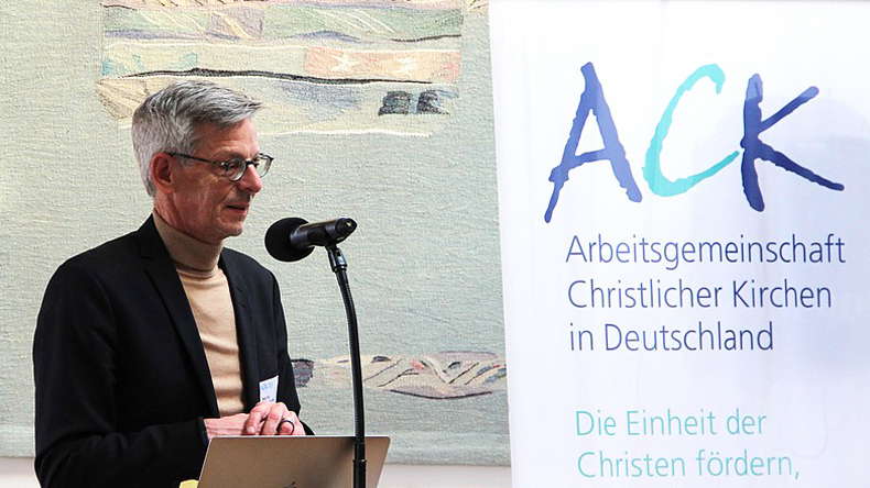 Prof. Dr. Fernando Enns lädt bei seinem Festvortrag anlässlich der 75-Jahr-Feier der Arbeitsgemeinschaft Christlicher Kirchen (ACK) dazu ein, an diesem ökumenischen Projekt weiterzubauen.