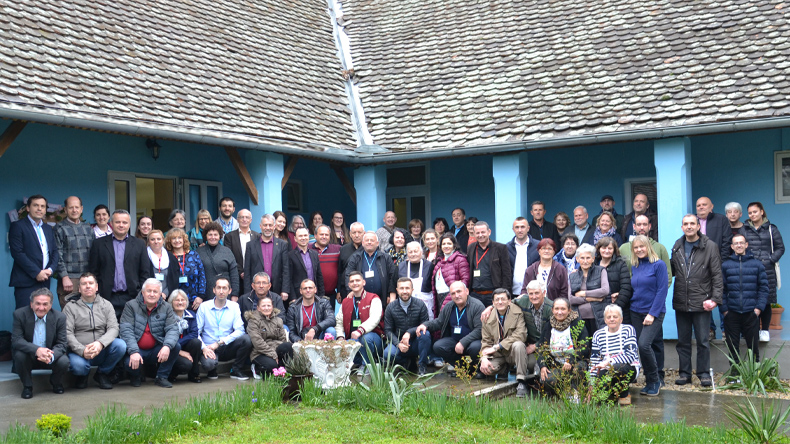 Gruppenfoto der Mitglieder der Jährlichen Konferenz Serbien/Nordmazedonien/Albanien der Evangelisch-methodistischen Kirche. Die Tagung fand in Padina in Serbien statt.