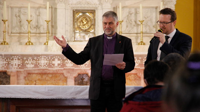 Bischof Stefan Zürcher mit Übersetzer bei einer Veranstaltung der Jährlichen Konferenz Ungarn der Evangelisch-methodistischen Kirche in Szeged.