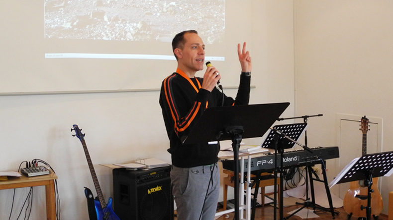 »Die Kraft Gottes, tief und unbekannt, übersteigt unser Verstehen und rettet uns«, sagt der Evangelisationssekretär der Methodistischen Kirche in Großbritannien, Trey Hall, beim Forum Evangelisation in Braunfels.