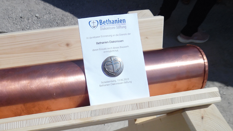 Bei feierlichen Grundsteinlegungen üblich: eine sogenannte »Zeitkapsel«. Die Erbauer fügten eine Diakonissen-Brosche bei als Zeichen des Dankes an die »Bethanien-Diakonissen, deren Einsatz auch dieses Bauwerk ermöglicht hat«.