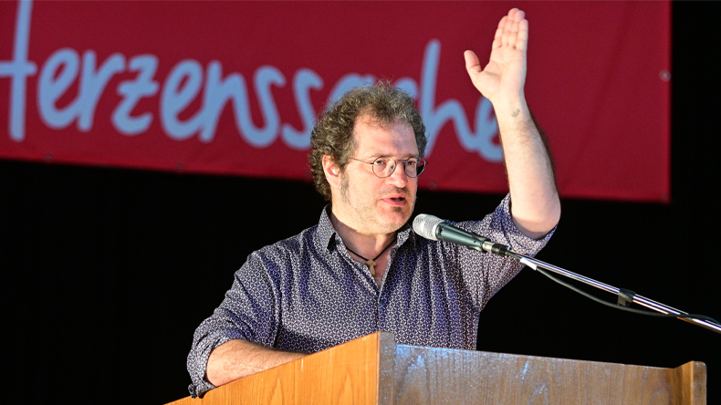 Ein »unprofessoraler Professor« gewinnt das Ohr der Mitglieder der Norddeutschen Jährlichen Konferenz. Mit fordernder und klar verständlicher Sprache überträgt Professor Dr. Christoph Schluep die biblische Botschaft ins Heute.