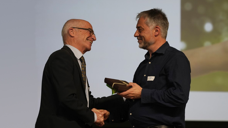 Bei der Jährlichen Konferenz Schweiz-Frankreich-Nordafrika übergibt Bischof Dr. Patrick Streiff die Amtsgeschäfte an seinen Nachfolger Stefan Zürcher.