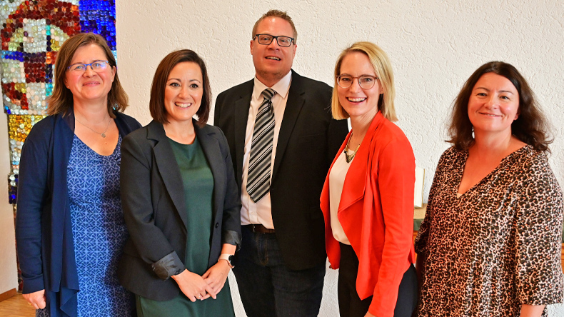 Das Team der Hörfunkagentur »Radio m« (von links): Krisztina Willy (Verwaltung), Damaris Binder (Redakteurin), Pastor Dominic Kirchner-Schmidt (Leitung), Kerstin Mühlmann (Redakteurin), Anja Kieser (Redaktionsleiterin).