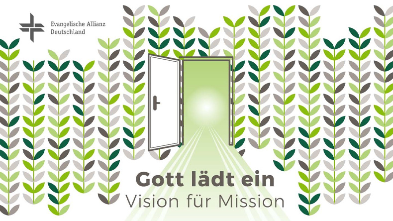Das in Grüntönen gestaltete Titelbild zeigt das Motiv der Allianzgebetswoche 2024. Unter einer mittig angeordneten, weit geöffneten Tür steht das Motto »Gott lädt ein«, sowie der englische Untertitel, der auf Deutsch »Vision für Mission« lautet. 