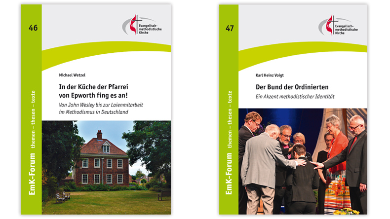 Die Titelseiten zweier Veröffentlichungen der Reihe EmK-Forum: Im Bildmittelpunkt links ist das von einer Wiese und Bäumen umgebene Pfarrhaus im englischen Epworth. Rechts bildet die Ordination einer Pastorin unter Handauflegung weiterer Personen den Mittelpunkt. 