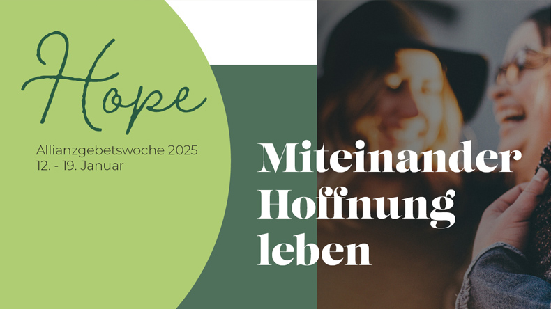 Links das englische Wort »Hope« und »Allianzgebetswoche  2025 12. - 19. Januar« in einem Kreisausschnitt. Rechts das Motte der diesjährigen Aktion: »Miteinander Hoffnung leben« vor einem unscharfen Foto mit zwei fröhlichen Gesichtern.