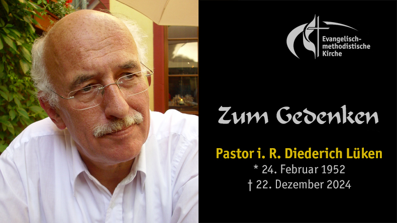 Ein Mann mit Stirnglatze, Schnurrbart und randloser Brille im weißen Hemd sieht von sich aus gesehen nach links. Rechts daneben folgender Text: Zum Gedenken, Pastor im Ruhestand Diederich Lüken, geboren 24. Februar 1952, gestorben 22. Dezember 2024.