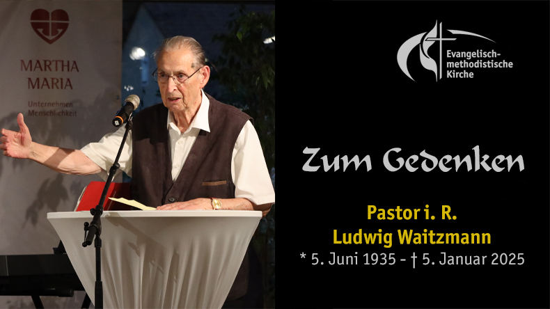 Links: Ein hagerer älterer Mann mit Brille, die Zuhörerschaft fest im Blick, spricht vor einem Banner in ein Mikrofon. Rechts ein Text: Zum Gedenken Pastor im Ruhestand Ludwig Waitzmann: geboren 5. Juni 1935, gestorben 5. Januar 2025.