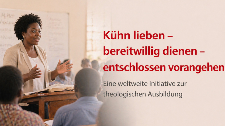Linker Teil: Eine Frau steht hinter einem Stehpult mit aufgeschlagenen Büchern darauf. Daneben sitzen einige Personen. Der rechte Teil besteht aus Text: »Kühn lieben – bereitwillig dienen – entschlossen vorangehen. Eine weltweite Initiative zur theologischen Ausbildung.«