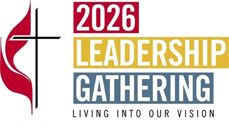Links das Logo der EmK: Kreuz und Flamme. Rechts mit Farben hinterlegt in drei Zeilen der englische Text »2026 Leadership Gathering« (Führungskräfte-Treffen 2026). Darunter in kleinerer Schrift »Living into our vision« (Leben hinein in unsere Vision).