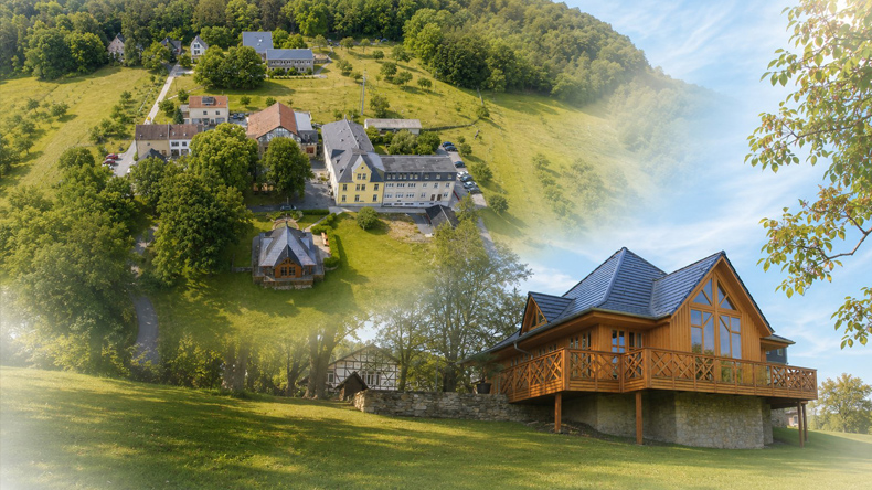 	Das Bild ist eine Collage aus zwei Fotos: links oben ein Luftbild der Häuser von Schwarzenshof inmitten einer Parklandschaft am Waldrand, rechts unten das ehemalige Backhaus aus viel Holz, mit vielen bodentiefen Fenstern und einem schwarzen Dach