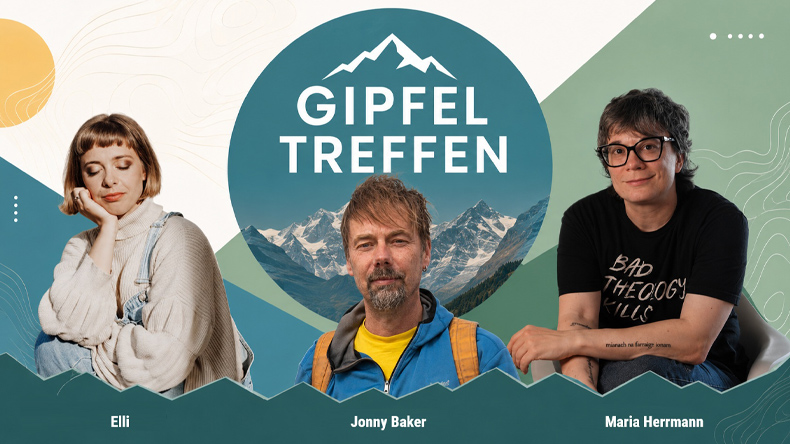 In der Mitte ein großer gefüllter Kreis mit Bergen und dem Wort »Gipfeltreffen«. Links: Frau: dunkelblond, geschlossene Augen, Lippenstift. In der Mitte unten: Mann: dunkelblond, Bart leicht graumeliert. Rechts Frau: dunkle Haare, Brille, Text auf dem T-Shirt: »Bad Theology kills« (Schlechte Theologie tötet).